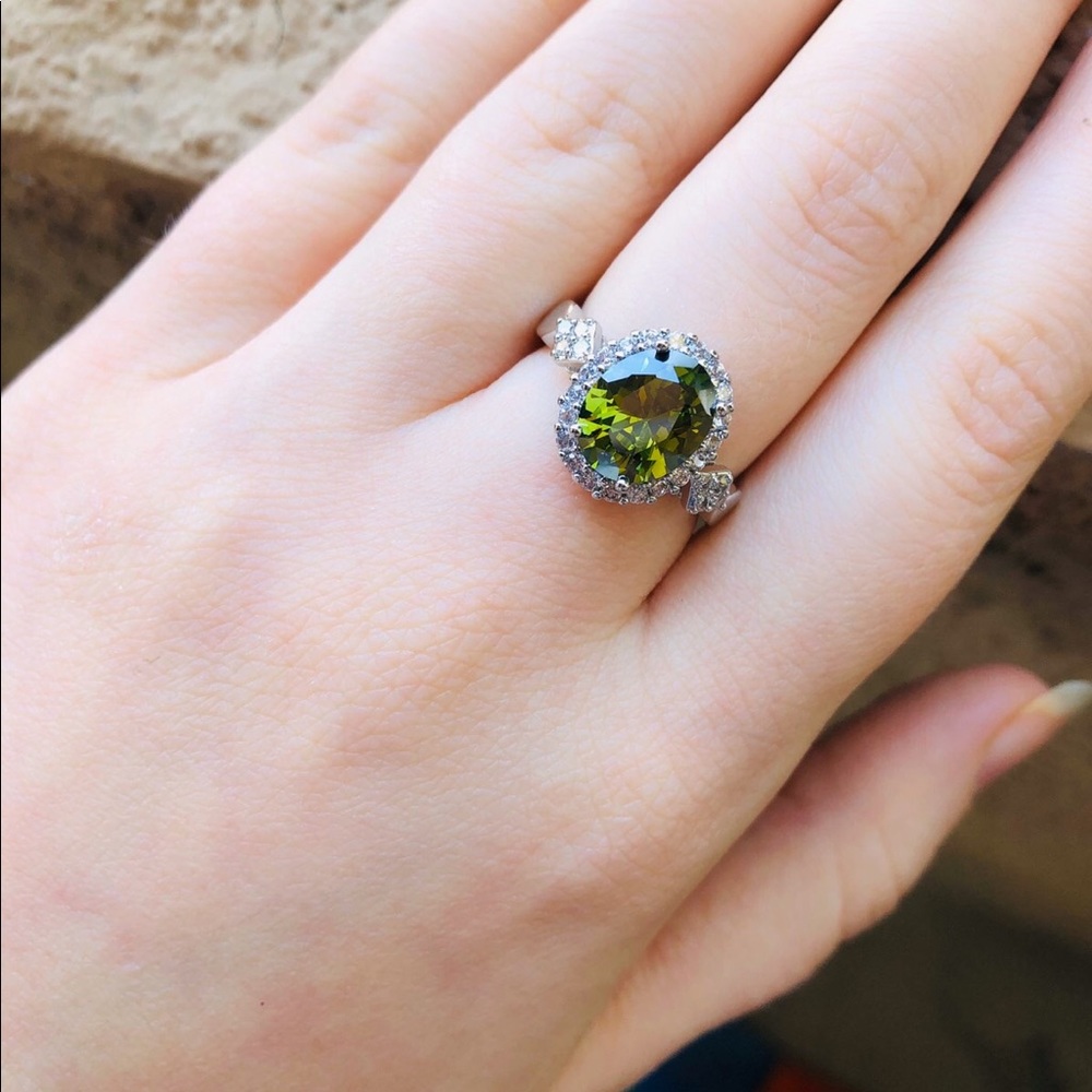 Oval Green Peridot S925 Silver Ring - Picture 2 of 4
